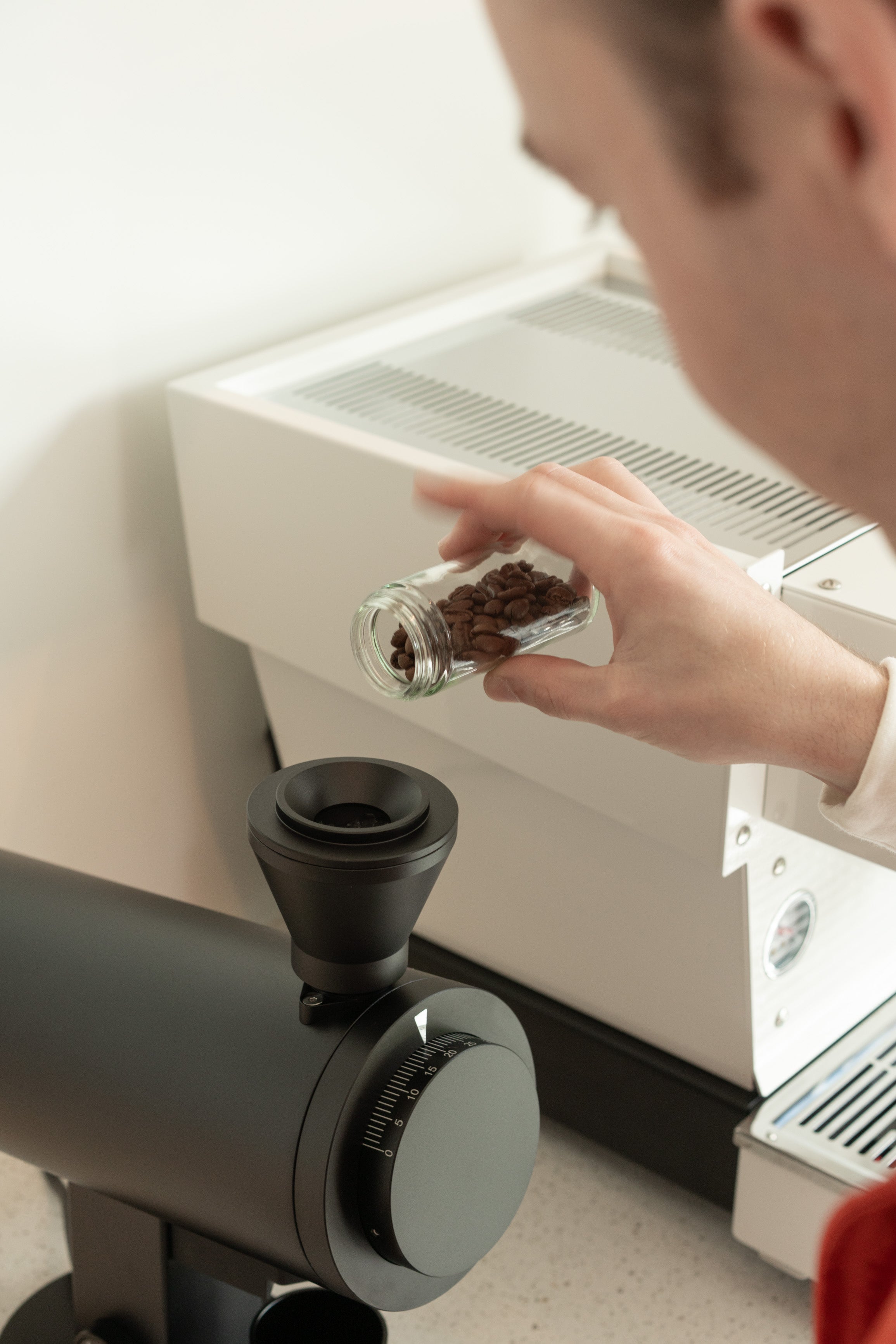 FREKKO vult de DF83V met koffiebonen