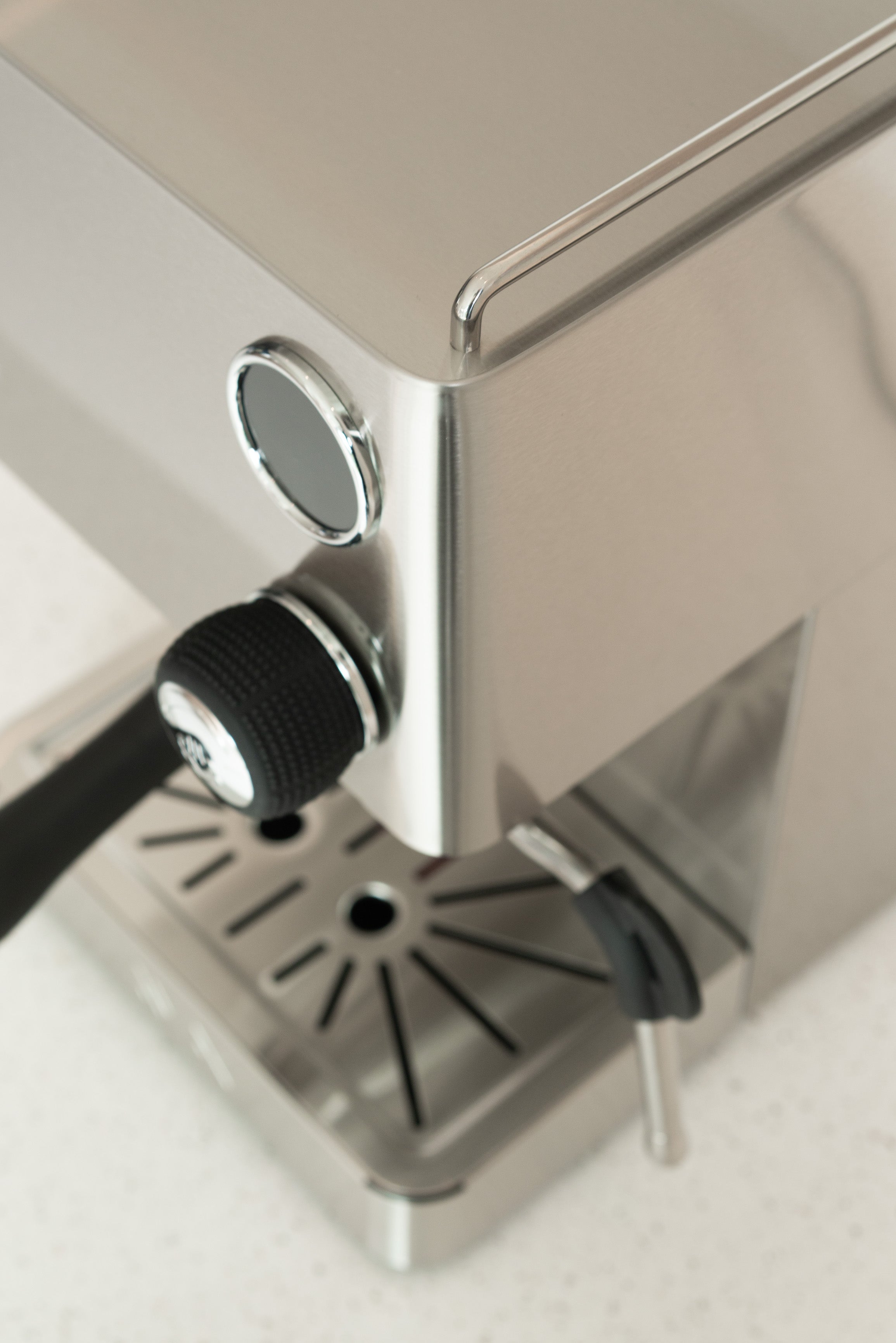 Close up van een AVX espresso machine, PID en stoomknop in beeld.