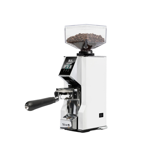 Zijaanzicht van de witte Eureka Mignon Stark W grind-by-weight koffiemolen met een contrasterend zwart touchscreen display aan de voorzijde.